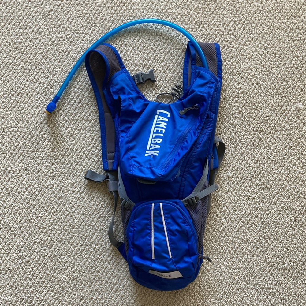 NEW Camelbak Rogue Hydration Pack 70 oz Blue Leak Proof Pockets Blue Bag NWOT